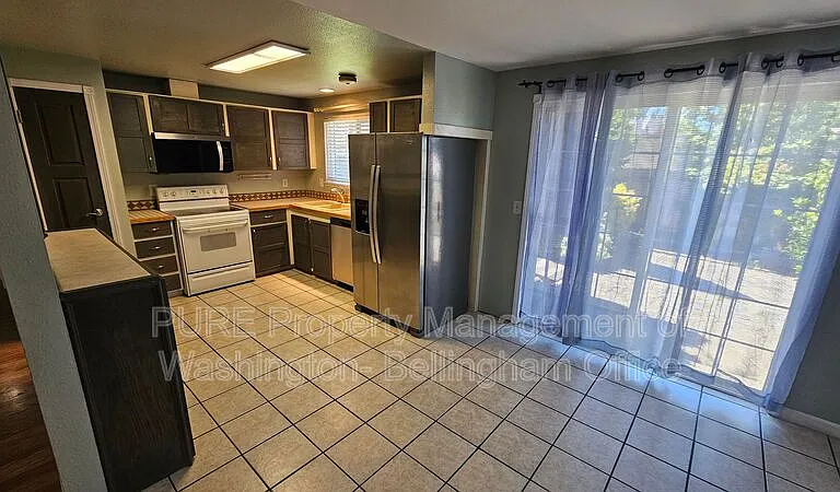 2400 Carpenter St — Photo 7