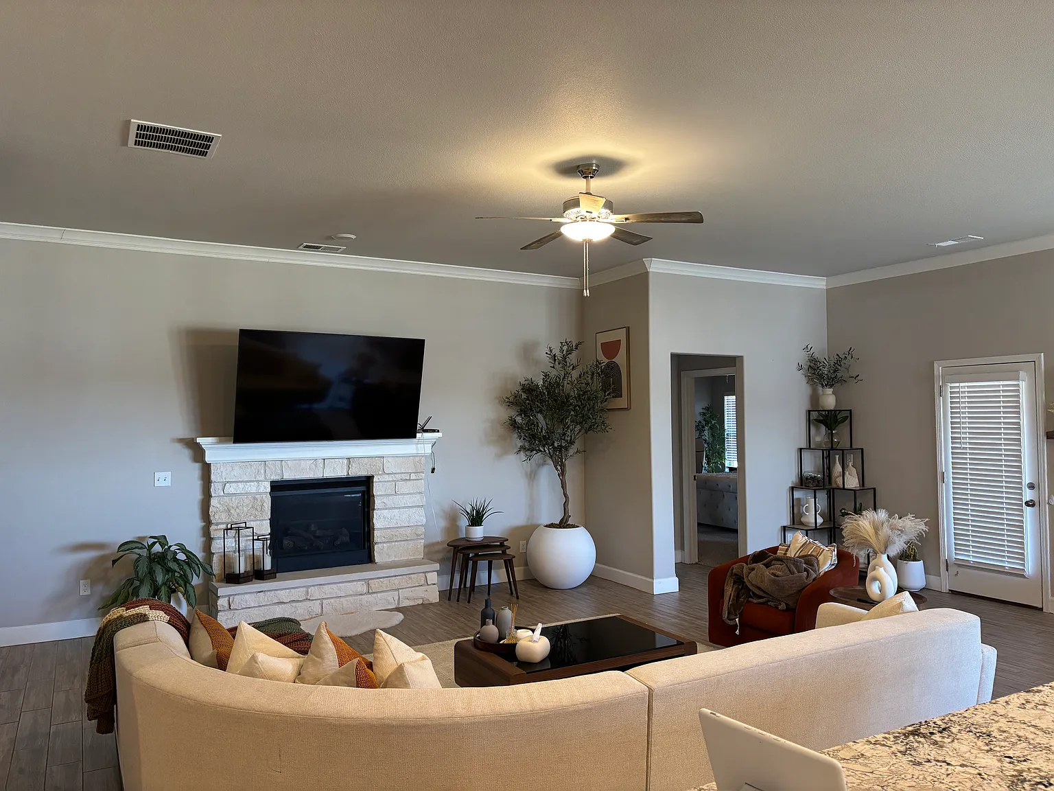 4 bed, 2363 sqft, $3,500 — Photo 4