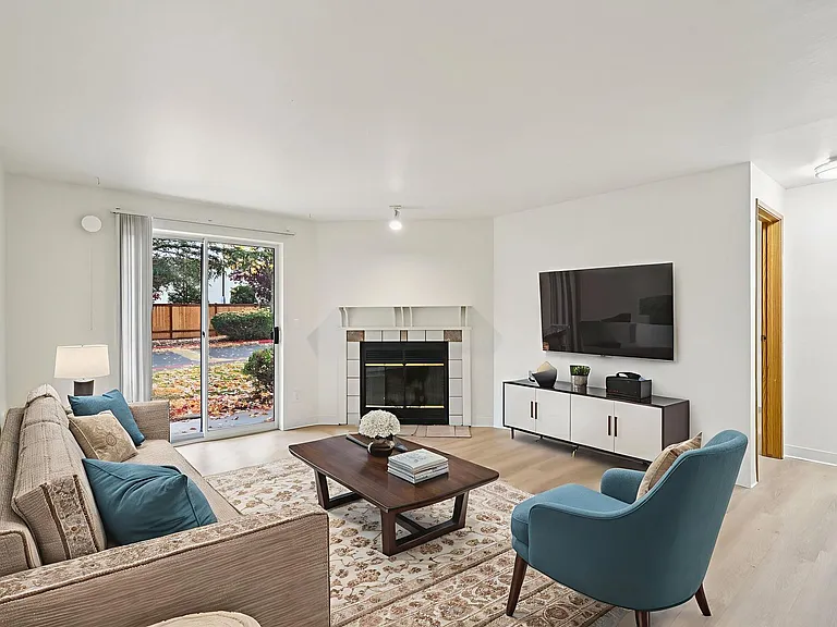 Glenbrook Apartments — Photo 9