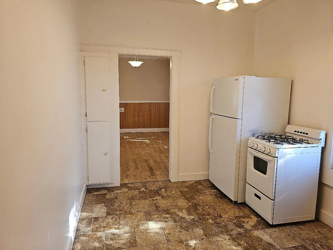 3 bed, 1100 sqft, $1,635 — Photo 2