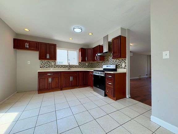 5th image of 904 Rockland Ave Floor 1