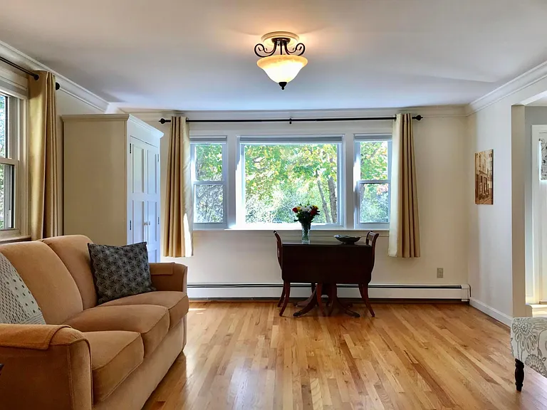 402 W Elm St — Photo 15