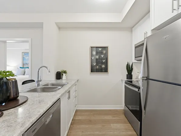 870 Queenston