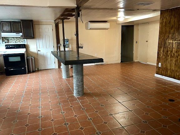 4th image of 643 N 11th Ave