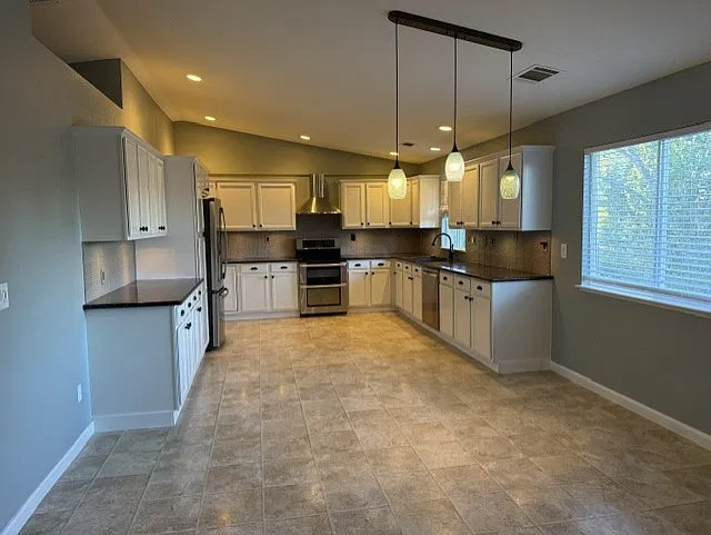 3 bed, 1908 sqft, $3,600 — Photo 2