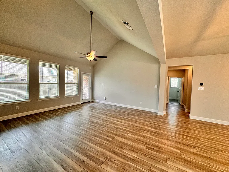 1091 Putnam Dr — Photo 15