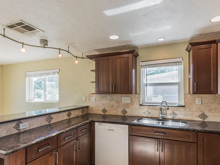410 E. Waverly St. — Photo 14