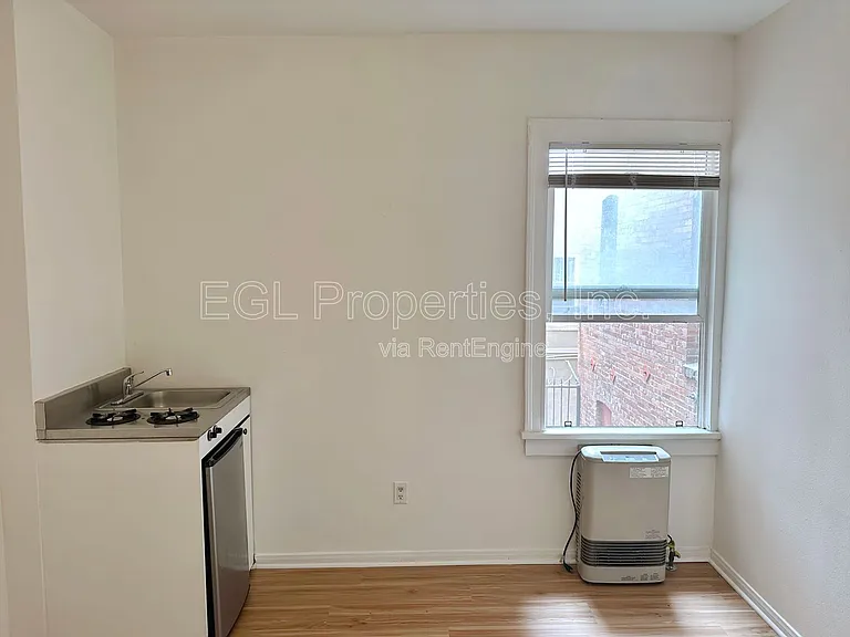 445 Western — Photo 8