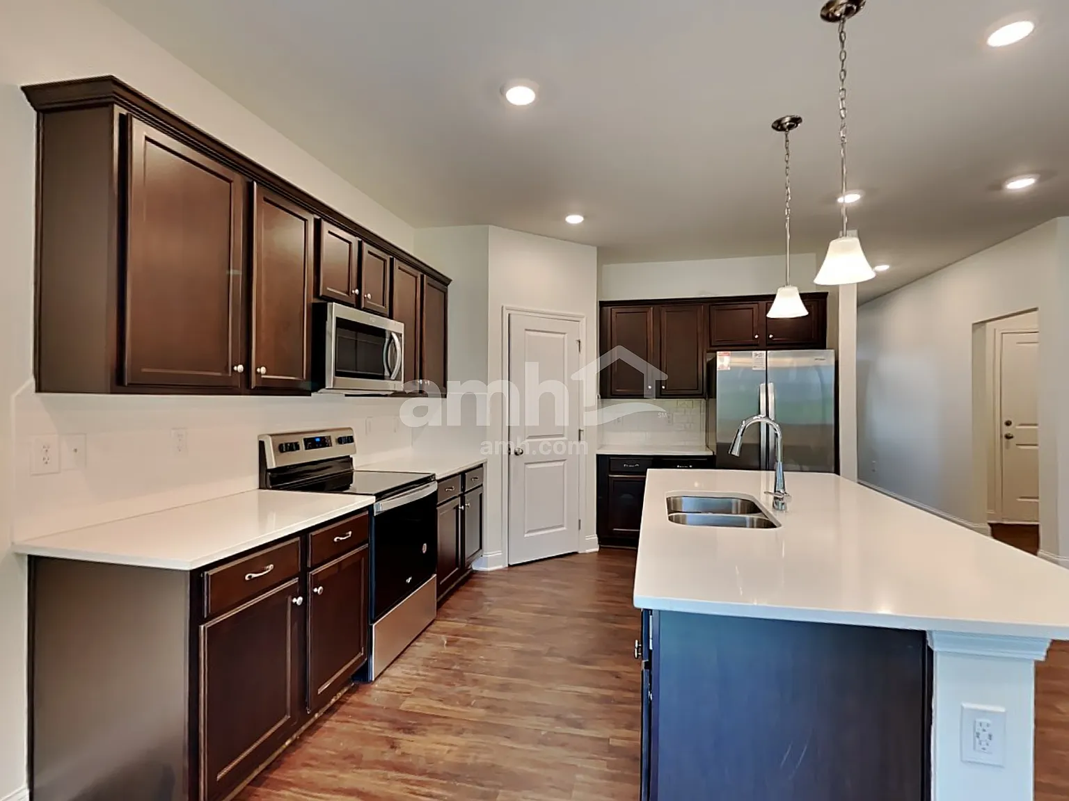 5 bed, 3.0 bath, 2850 sqft, $2,820 — Photo 3