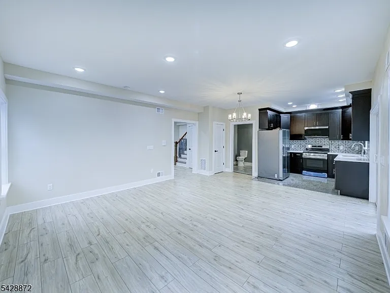 8 Travers Ave — Photo 4