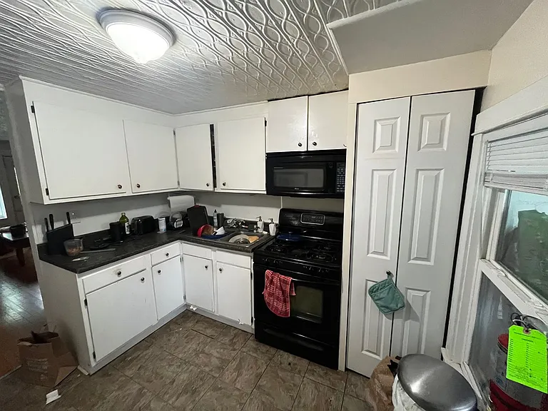 414 E Marshall St — Photo 16