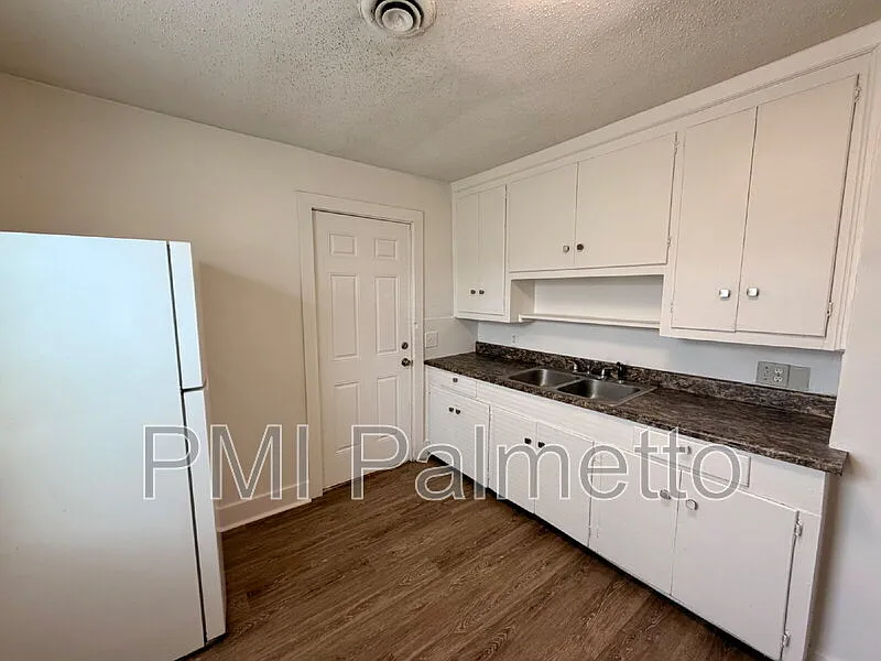 2 bed, 1.0 bath, $1,100 — Photo 4