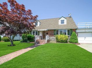 4 Ontario Ave, Plainview, NY 11803
