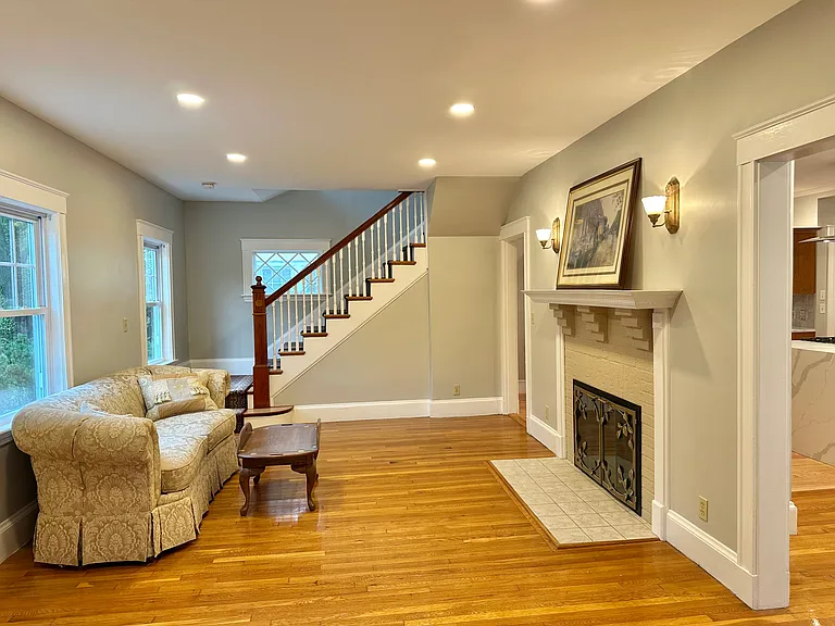 492 Lowell Ave — Photo 2