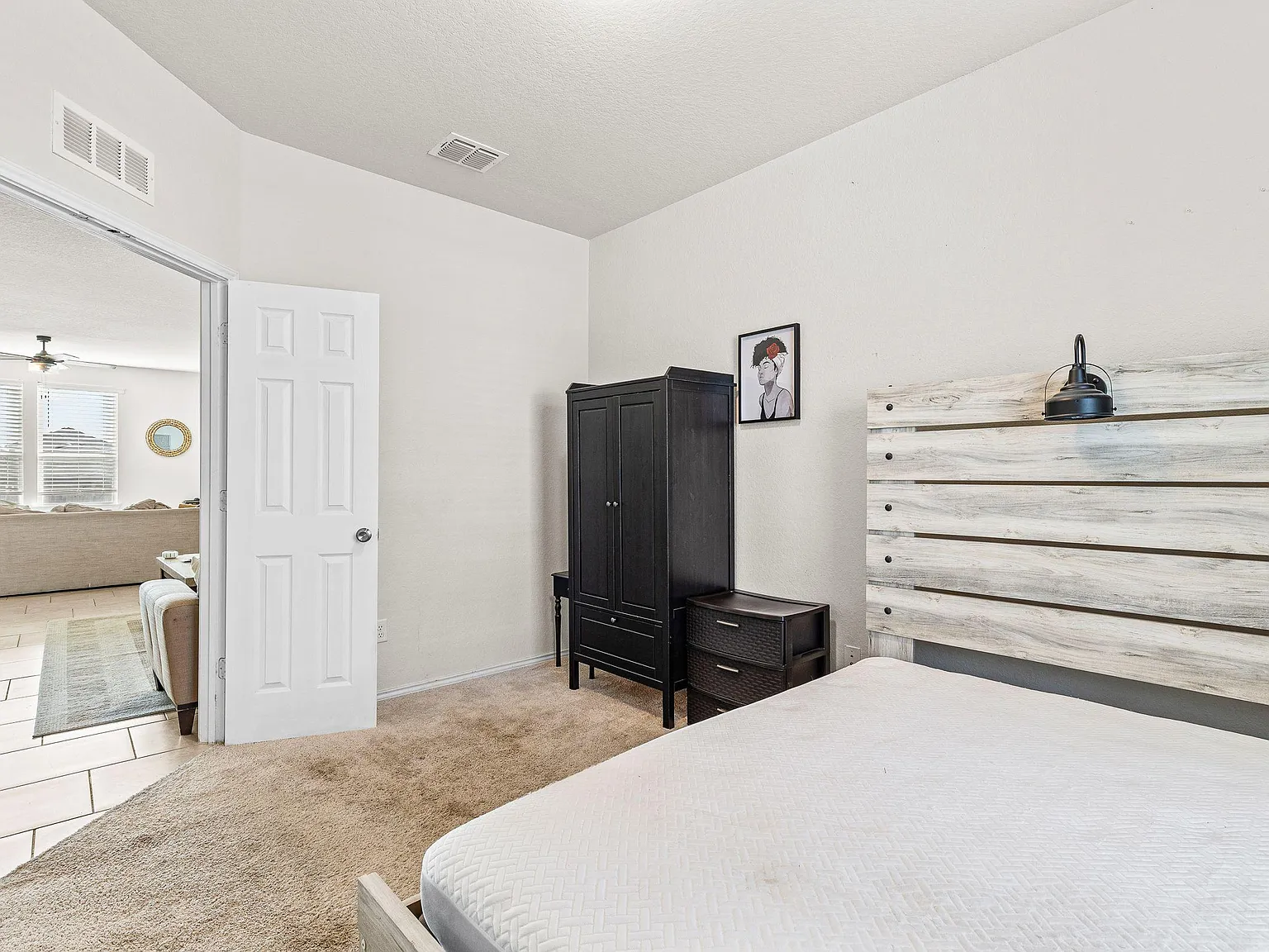 4 bed, 2.5 bath, 2600 sqft, $728 — Photo 2