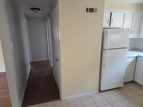 14132 S School St APT 2A, Riverdale, IL 60827