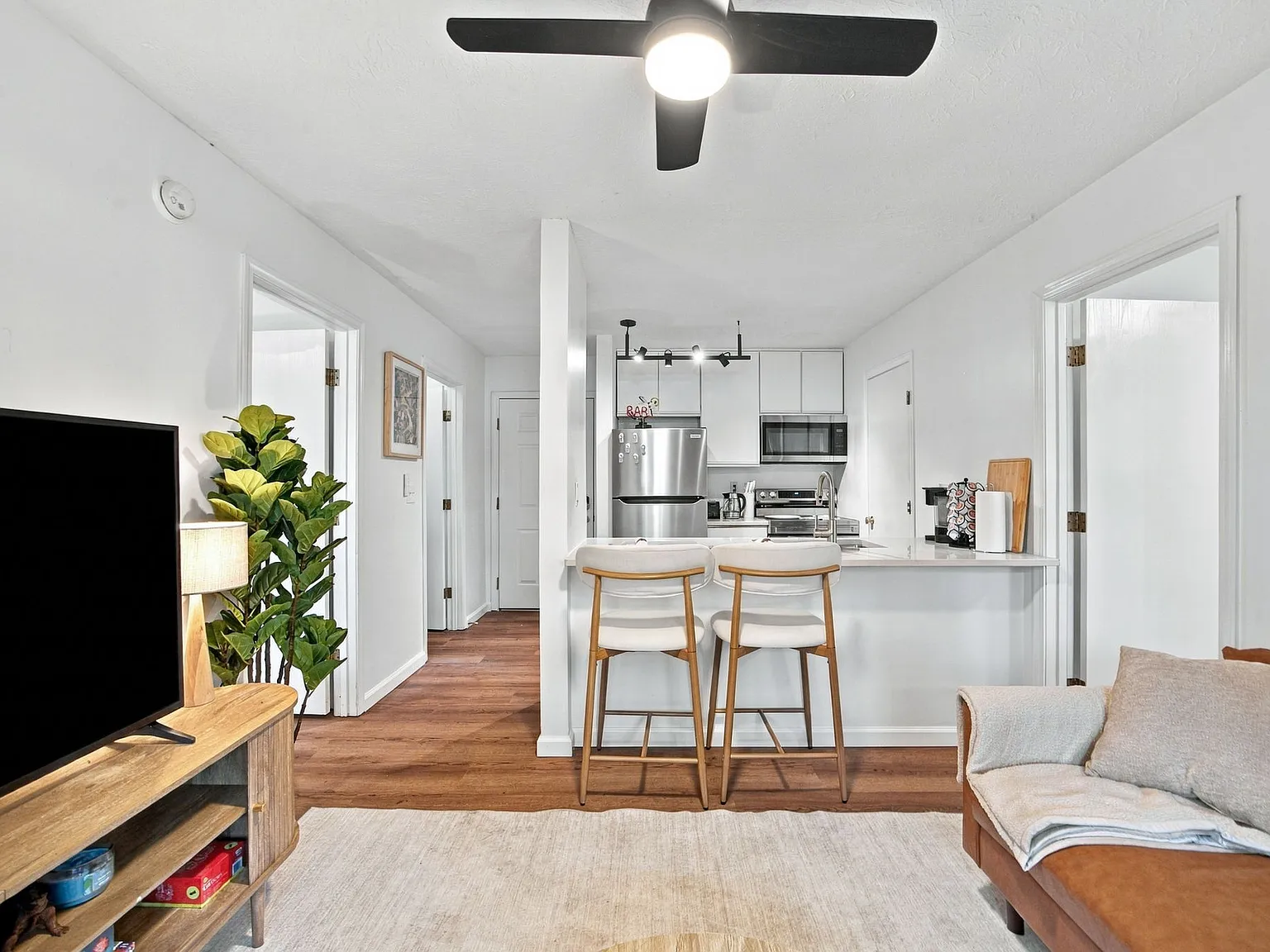 2 bed, $1,300 — Photo 4
