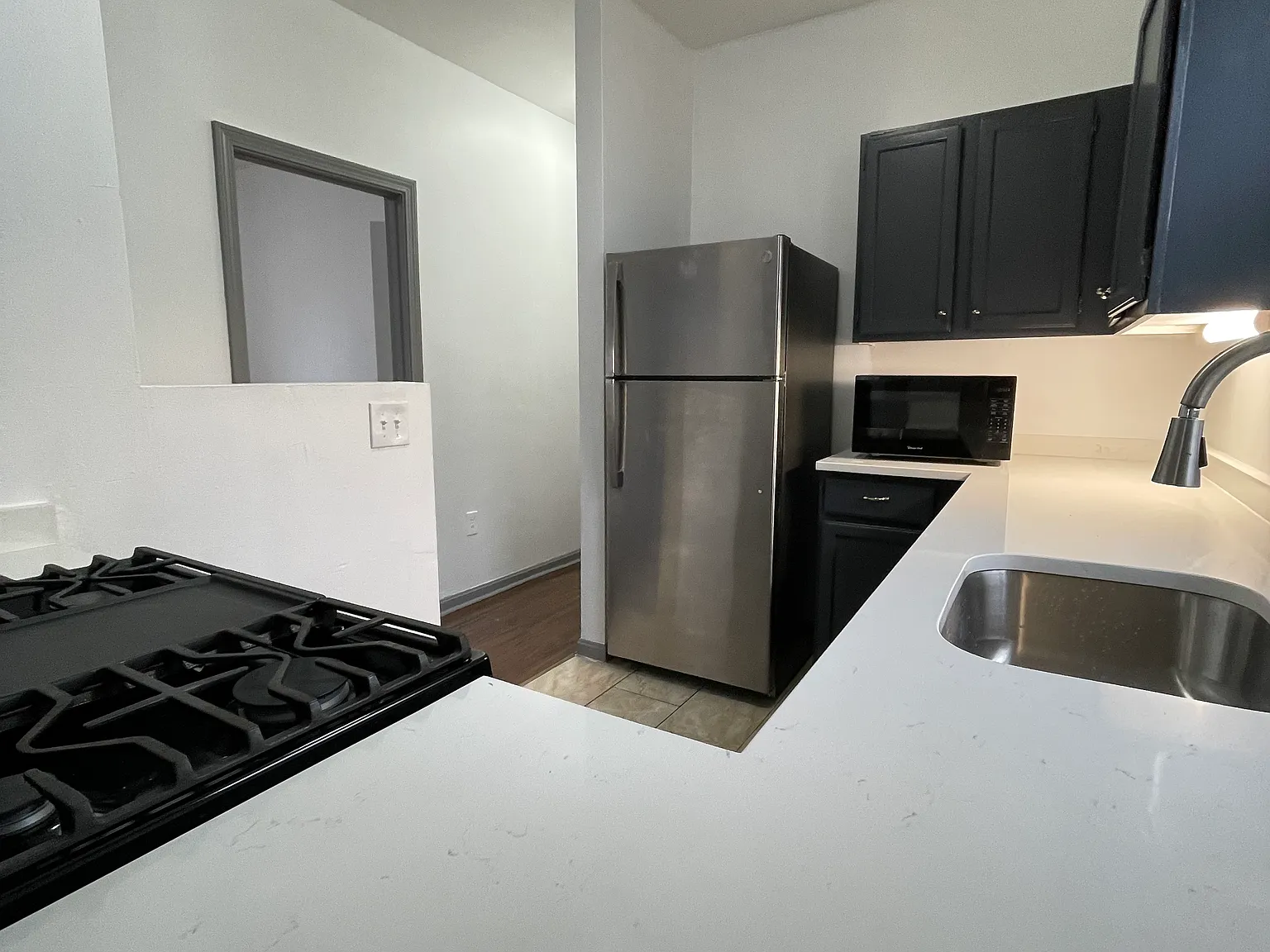 3 bed, 900 sqft, $2,800 — Photo 2