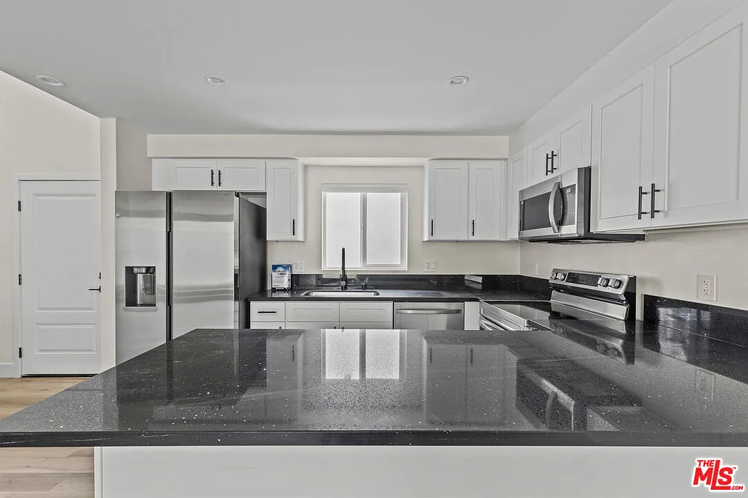 2 bed, 2.5 bath, 1200 sqft, $4,500 — Photo 4