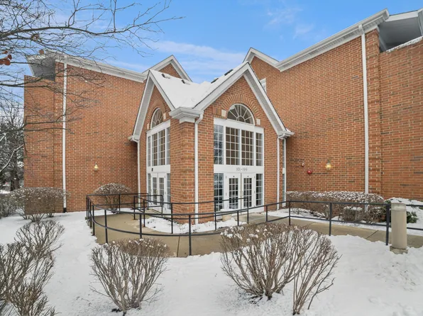 169 Hunt Club Dr #169, Saint Charles, IL 60174