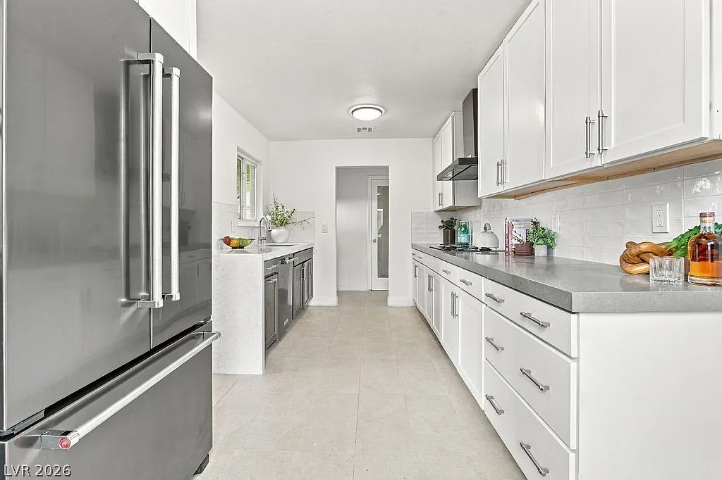3 bed, 2.0 bath, 1056 sqft, $1,799 — Photo 1
