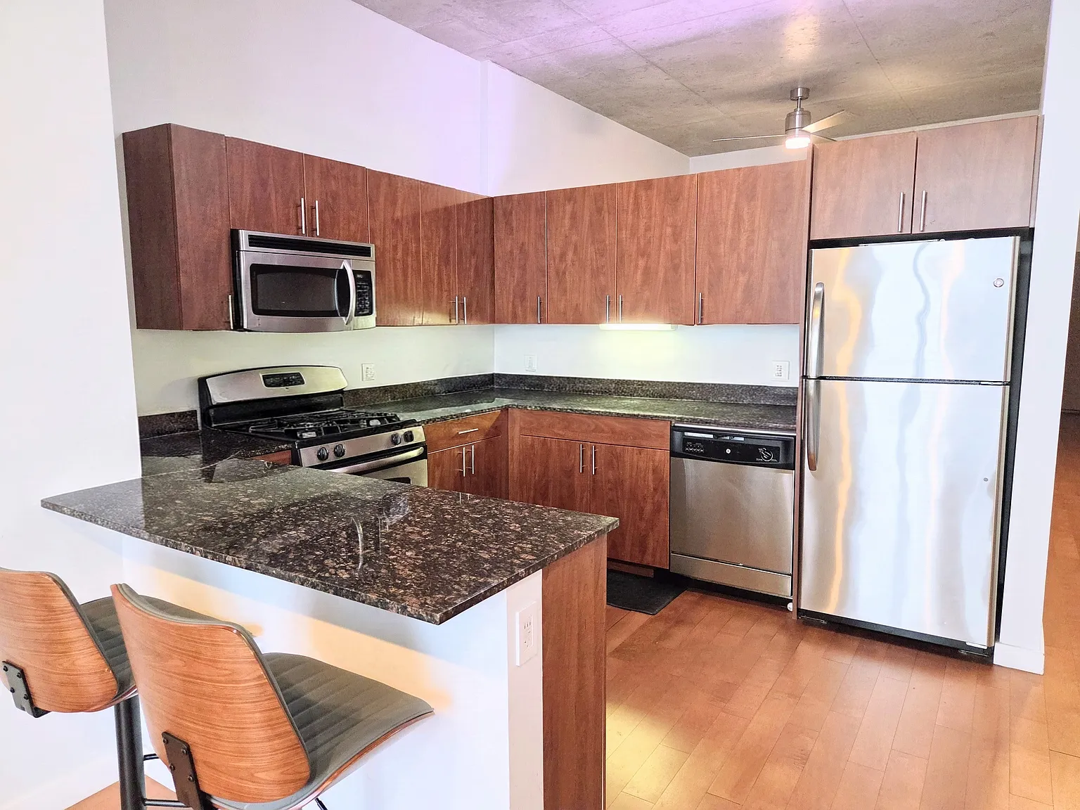 1 bed, 810 sqft, $2,400 — Photo 3