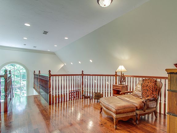 3rd image of 7014 Woodridge Dr