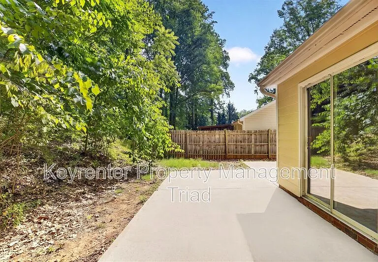 151 Laura Ave — Photo 28