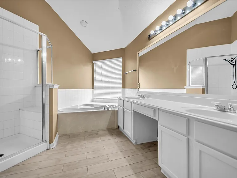 1046 Willersley Ln — Photo 11