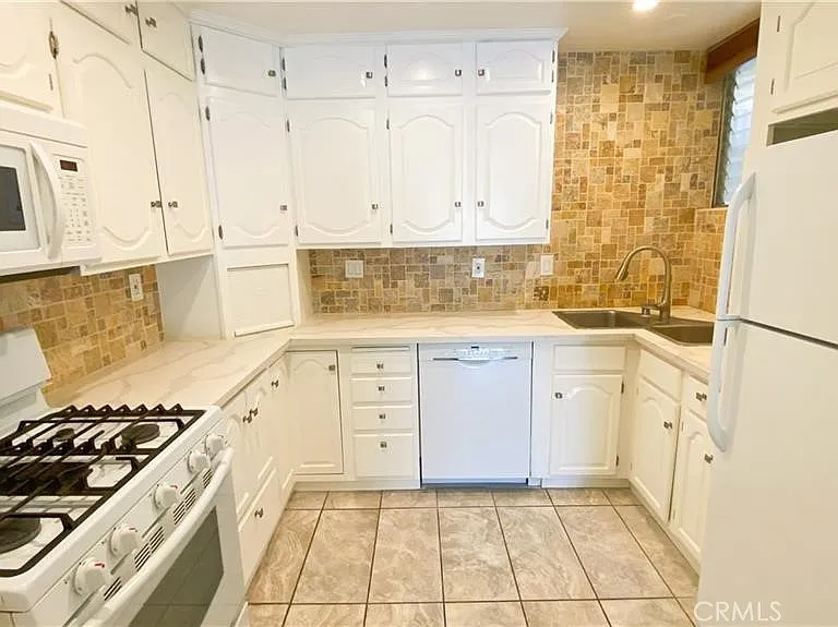 5901 Canterbury Dr #11 — Photo 2