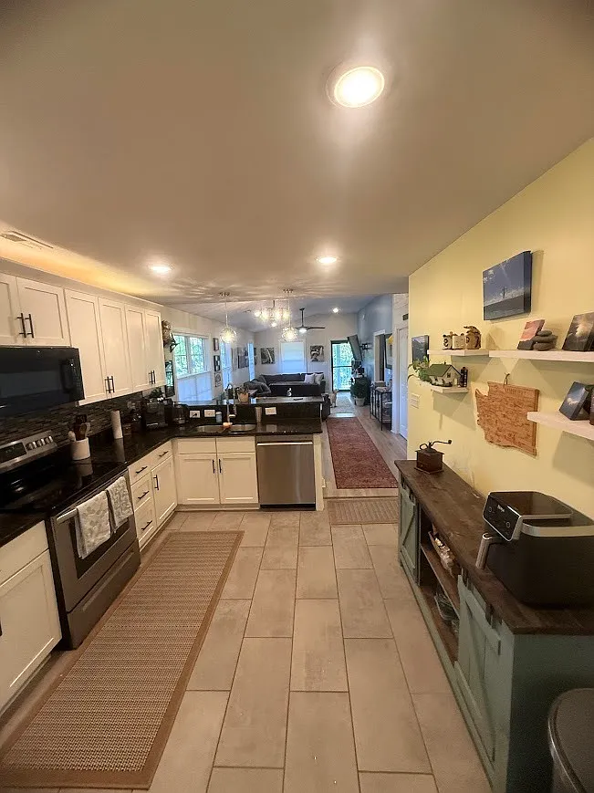 406 Caverly Lane - . — Photo 2