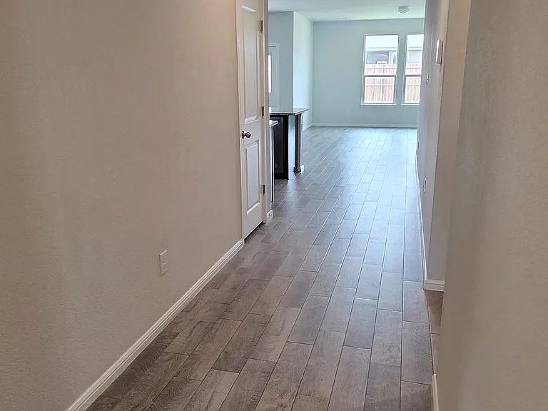 9021 Eagles Landing Dr — Photo 4