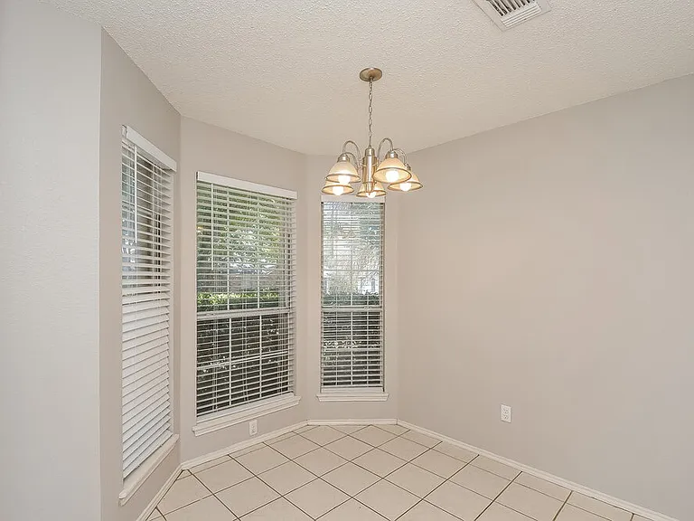 1040 Glencrest Dr — Photo 7