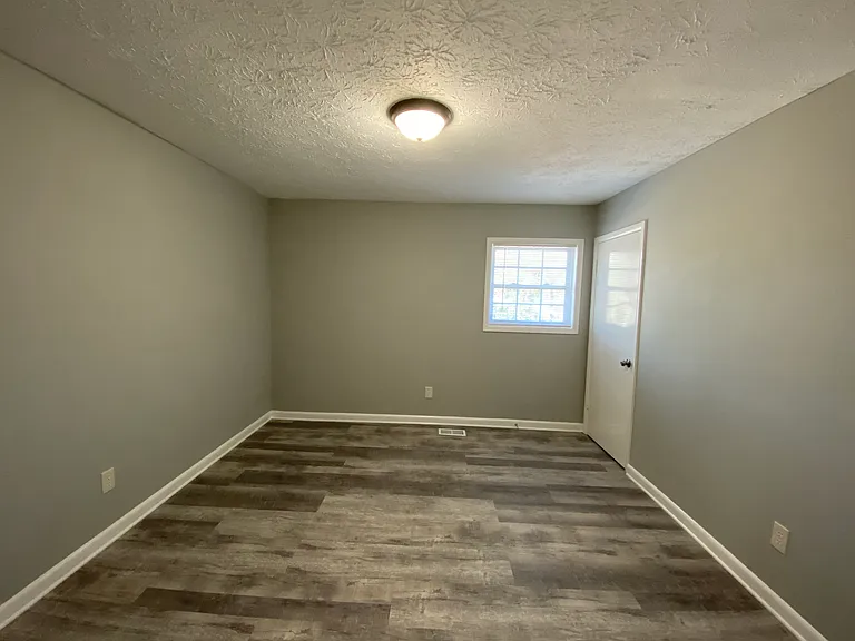 2202 Chestnut Log Dr — Photo 9