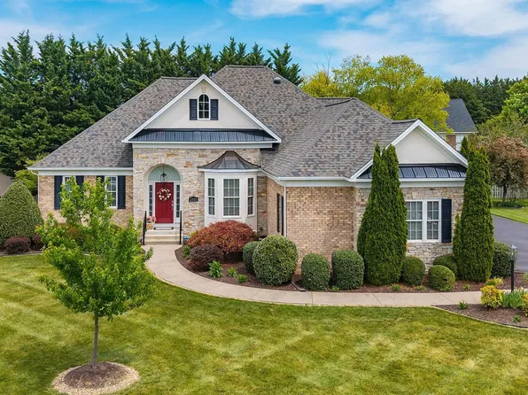 2408 Village Dr, Waynesboro, VA 22980