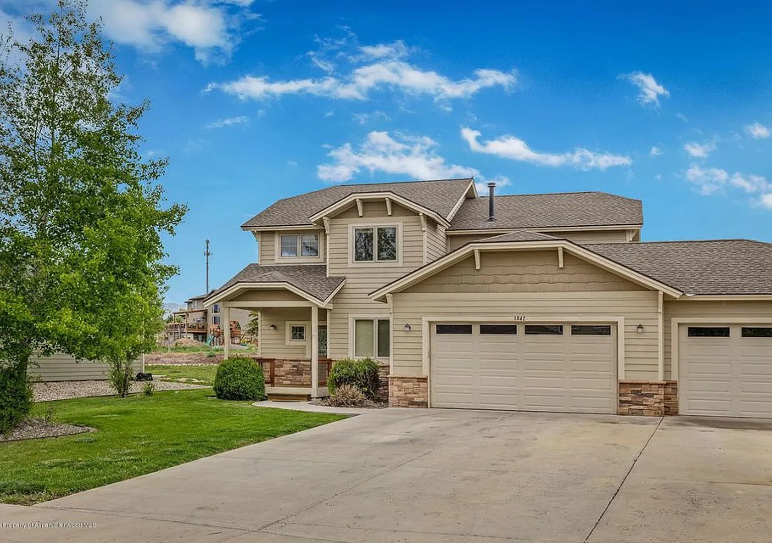 Single Family Home in Rifle For Rent — Photo 2