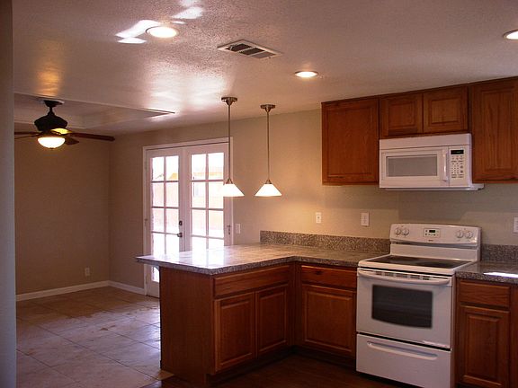 Kitchen with breakfast bar
