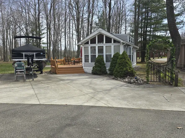 2757 Owens Dr #5, Houghton Lake, MI 48629