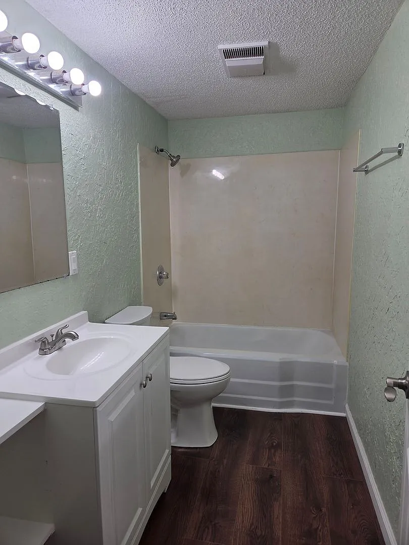 2 Bedroom / 1 Bath bonus room, large living kitchen/dining room combo duplex — Photo 2
