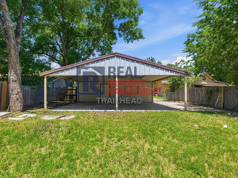 1040 N Clinton St — Photo 23
