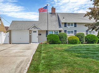 11 Celestial Ln, Levittown, NY 11756