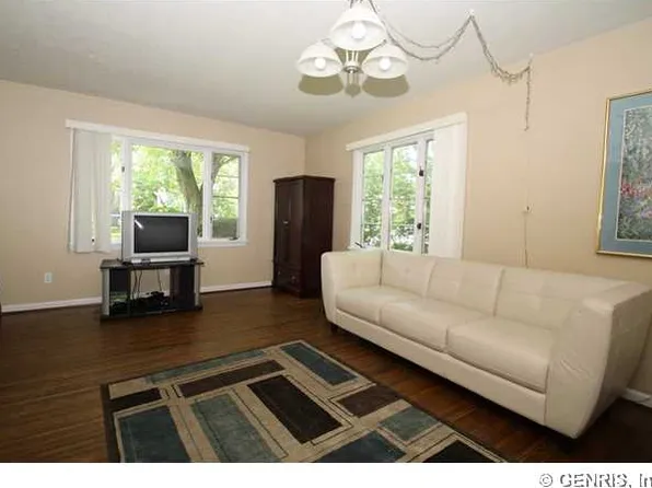 80 Rhinecliff Dr, Rochester, NY 14618