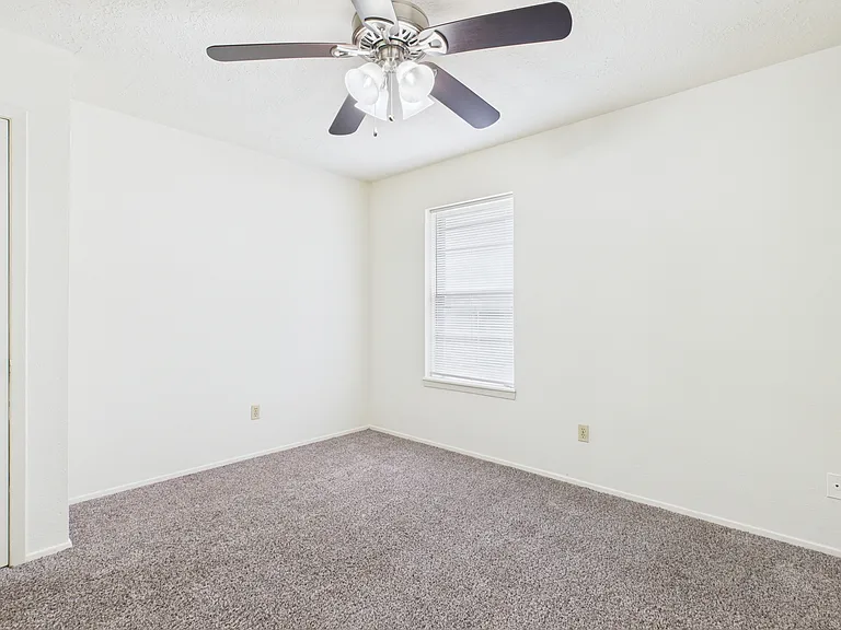 807 Frio Cir #B — Photo 9