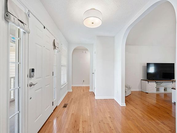 4th image of 633 Hidden Oaks Dr