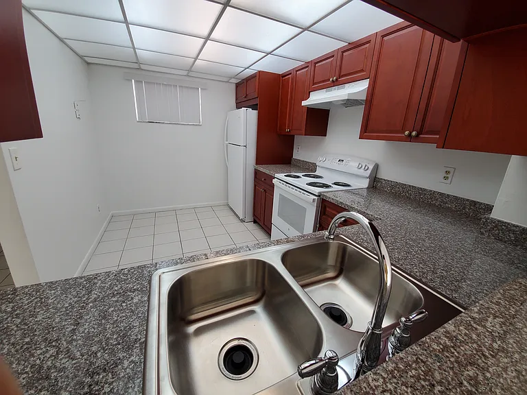 Sherwood Square Apartments — Photo 32