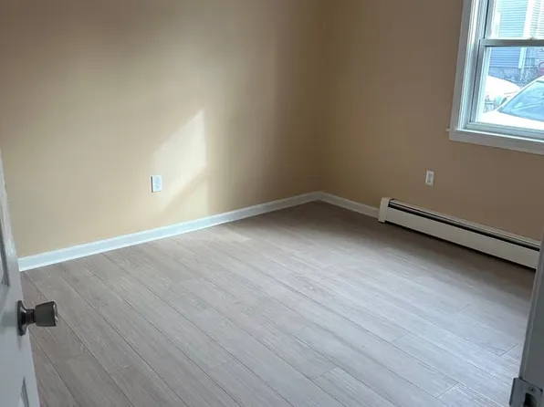 67 W 4th St #1, Lowell, MA 01850