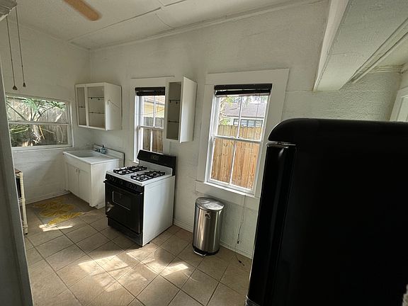 4th image of 2814 Herschel St #B