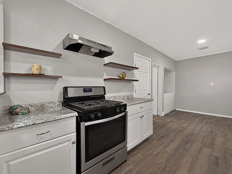 1507 Laird St — Photo 5