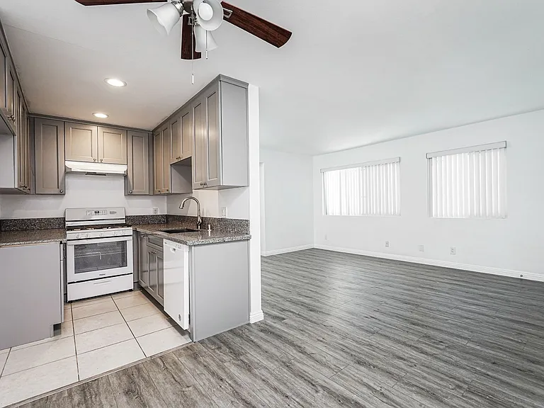 321 N Cedar St — Photo 5