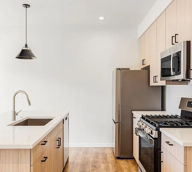 990 S Logan St — Photo 3